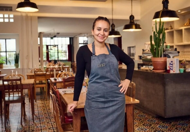 La cheffe Zineb Hattab est réputée pour sa cuisine végétalienne éthique et moderne.