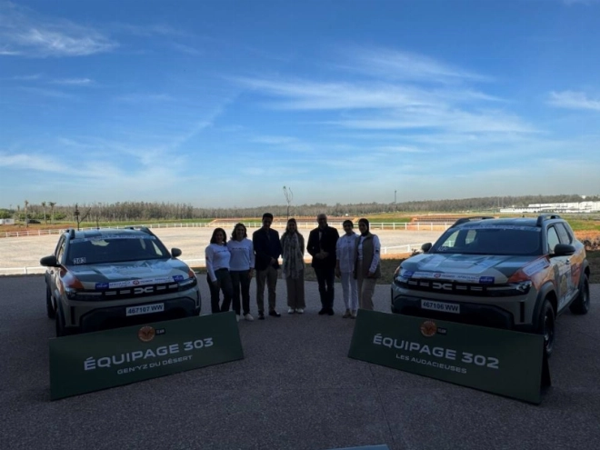 Thibault Paland DG Dacia Maroc et Abdelhamid Lotfi, Directeur marketing Dacia Maroc en compagnie des deux équipages Dacia Maroc Rallye Aicha des Gazelles.