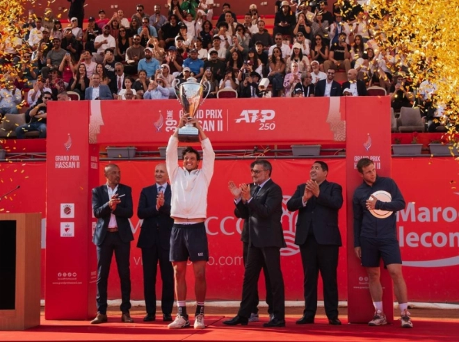 Luciano Darderi remporte la finale de la 39e édition du Prix Hassan II de Tennis.