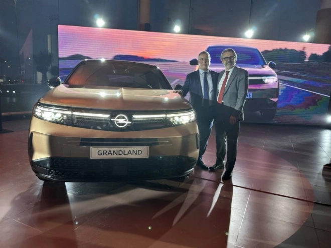 Abdelaziz Maalmi, DG de la Société Marocaine de l’Automobile Allemande (SMAA) etYves Peyrot des Gachons, DG de Stellantis lors du lancement du l'Opel Grandland.