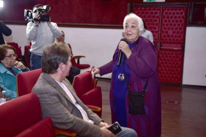 La réalisatrice Izza Edéry-Génini lors de la présentation de son documentaire Meqbouline à Rabat.