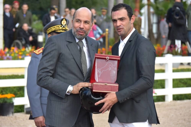 Le président de la Fédération royale marocaine des sports équestres (FRMSE), Moulay Abdellah Alaoui avec le gagnant du Grand Prix de SM Le Roi Mohammed VI