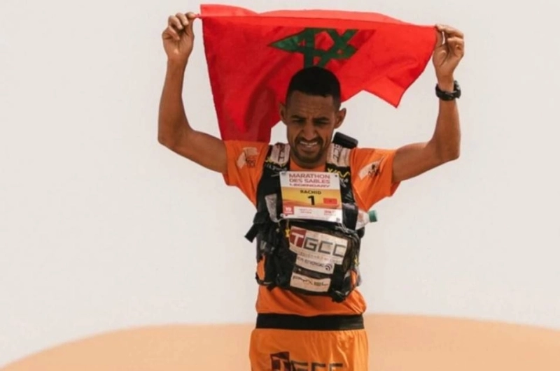 Rachid El Morabity bat le record de Lahcen Ahansal et remporte le titre du Marathon des sables pour la 11e fois.