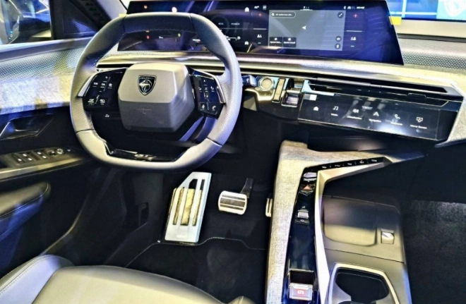 A l'intérieur, on retrouve un écran panoramique flottant de 21 pouces Panoramic i-Cockpit de série sur la version GT.
