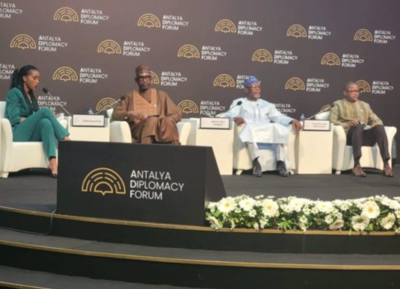 Les ministres des Affaires étrangères du Burkina Faso, Karamoko Jean Marie Traoré, Abdoulaye Diop du Mali et Bakary Yaou Sangaré du Niger.