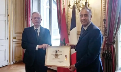 Abdellatif Hammouchi revevant la médaille d'honneur de la police française