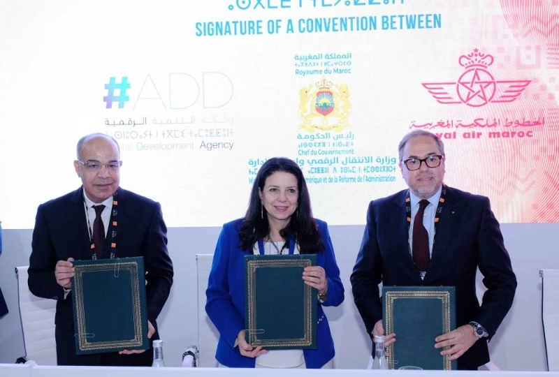 G à D: Mohamed Drissi Melyani, Directeur Général de l’ADD, Amal El Fallah Seghrouchni, ministre déléguée chargée de la Transition Numérique et de la Réforme de l’Administration et Hamid Addou, président de Royal Air Maroc.