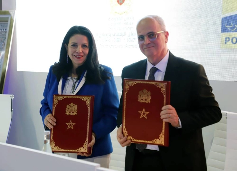 Amal El Fallah Seghrouchni, ministre déléguée chargée de la Transition numérique et de la réforme de l’administration et Ahmed Amin Benjelloun Touimi, directeur général du groupe Barid Al-Maghrib.