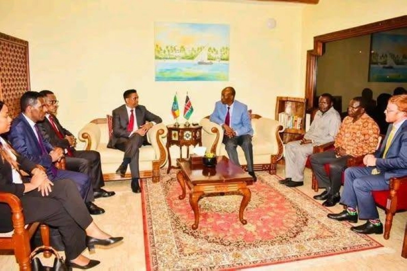 Le ministre éthiopien du Commerce et de l'Intégration régionale, Kassahun Gofe, en discussion avec son homologue kenyan, le ministre du Commerce, de l'Industrie et de l'Investissement, Lee Kinyanjui