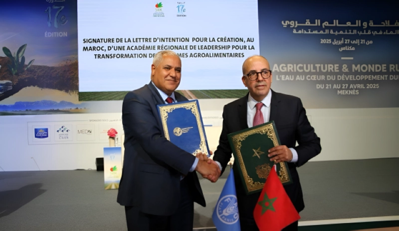 Le ministre de l’Agriculture, Ahmed El Bouari, et le directeur régional de la FAO pour le Moyen-Orient et l’Afrique du Nord, Abdulhakim El Waer lors de la signature de la lettre d’intention, mercredi 23 Avril à Meknès en marge du 17ème Salon international de l'Agriculture au Maroc (SIAM), pour la création de la branche francophone de FAO Regional Leadership Academy (RLA) pour la transformation des systèmes agroalimentaires au Maroc au sein de l'Institut Agronomique et Vétérinaire Hassan II (IAV).
