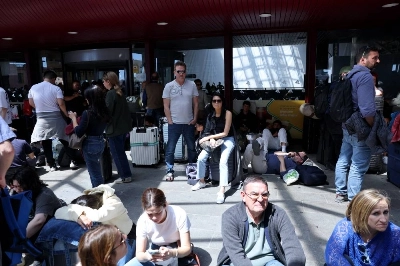Le blackout est lourd de conséquences dans les pays touchés comme le montre cette photo AFP prise devant la gare ferroviaire d'Atocha à Madrid