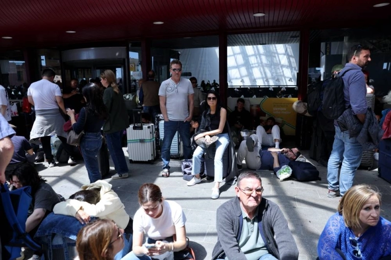 Le blackout est lourd de conséquences dans les pays touchés comme le montre cette photo AFP prise devant la gare ferroviaire d'Atocha à Madrid