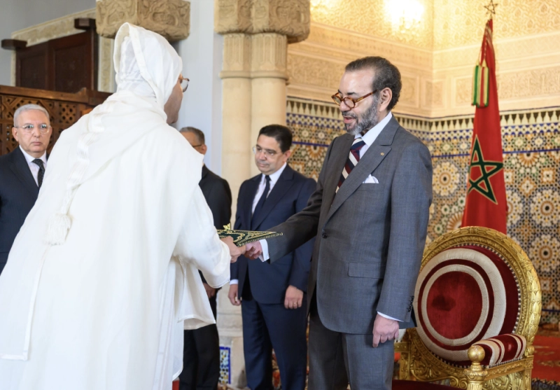 SM le Roi Mohammed VI recevant les nouveaux ambassadeurs
