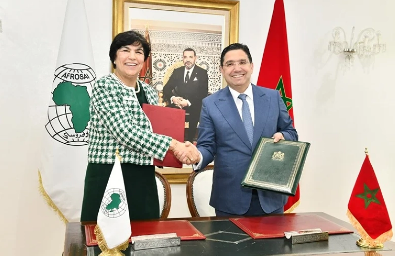Le ministre des Affaires étrangères, de la Coopération africaine et des Marocains résidant à l’étranger, Nasser Bourita, et la Secrétaire générale de l’AFROSAI, premier président de la Cour des comptes, Zineb El Adaoui lors de la signature de l'accord.