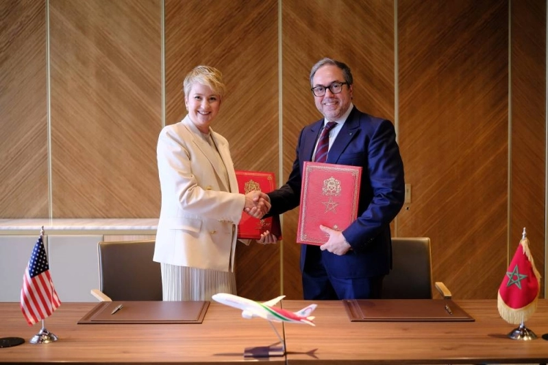 Jennifer Aument, PDG de The New Terminal One à l'aéroport JFK, et Hamid Addou, PDG de Royal Air Maroc, lors de la signature de l'accord de partenariat entre les deux entités.