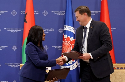 Le ministre biélorusse des Affaires étrangères, Maxime Ryjenkov, et son homologue bissau-guinéenne, Fatoumata Jau.