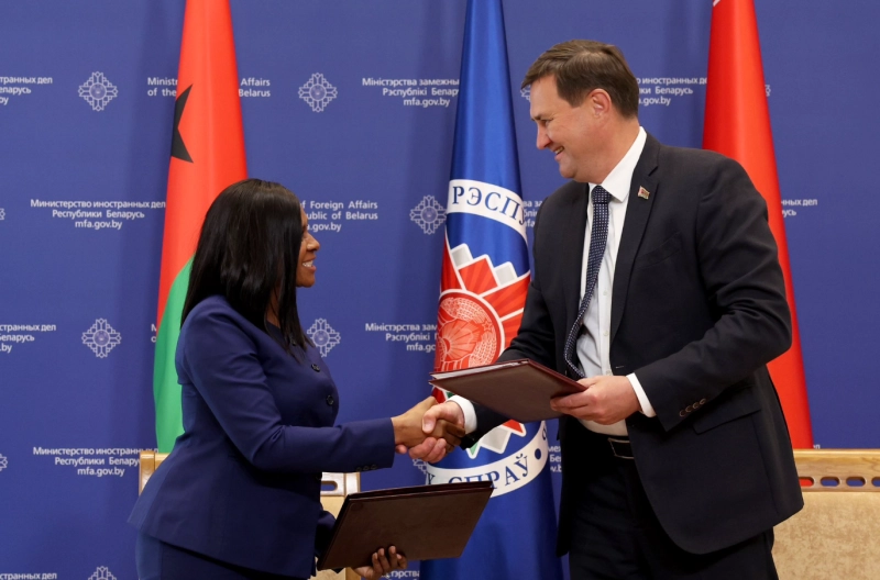 Le ministre biélorusse des Affaires étrangères, Maxime Ryjenkov, et son homologue bissau-guinéenne, Fatoumata Jau.