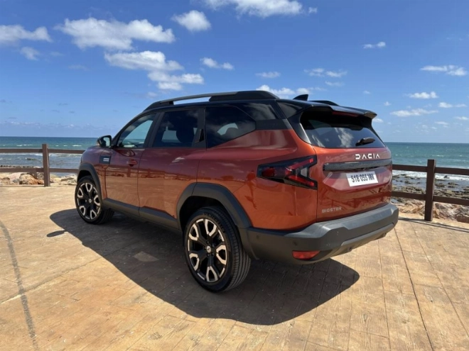 Dacia Bigster embarque un toit ouvrant panoramique et un hayon motorisé.