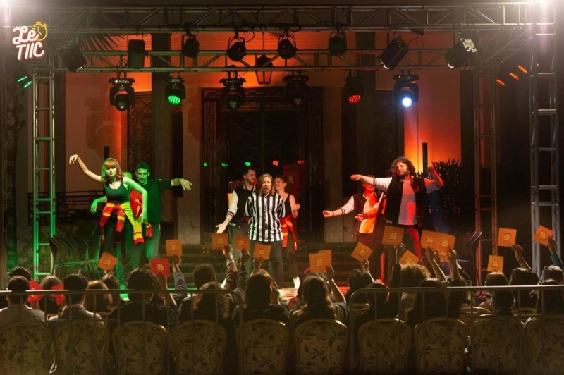 Deux équipes s'affrontent sur scène lors d'une précédente édition du Tournoi international d'improvisation de Casablanca.
