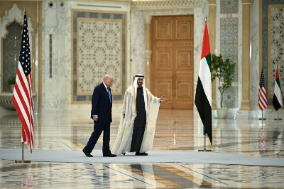 Le président américain Donald Trump et le président des Émirats arabes unis, le cheikh Mohamed ben Zayed Al Nahyan, arrivent au Qasr Al-Watan à Abou Dhabi le 15 mai 2025