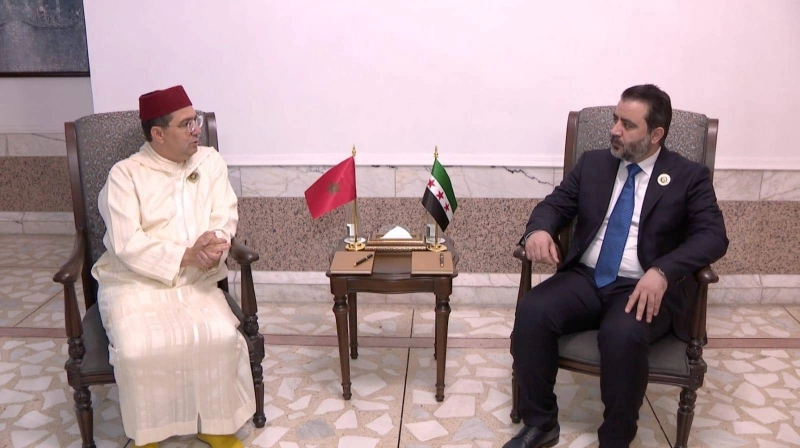 Le chef de la diplomatie syrienne Asaad Al-Shaibani s'entretenant à Bagdad avec Nasser Bourita en marge de la 34ème session ordinaire du Sommet arabe