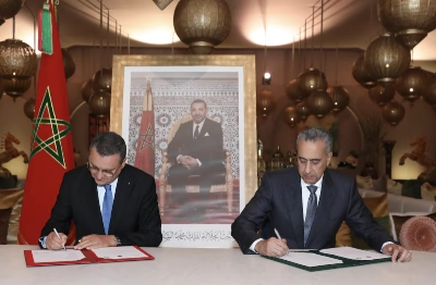 Le directeur général de la Sûreté nationale et de la Surveillance du territoire, Abdellatif Hammouchi, et le directeur général du Groupe Renault Maroc, Mohamed Bachiri, lors de la signature de la convention entre la DGSN et Renault, dimanche 18 mai 2025 à El Jadida.
