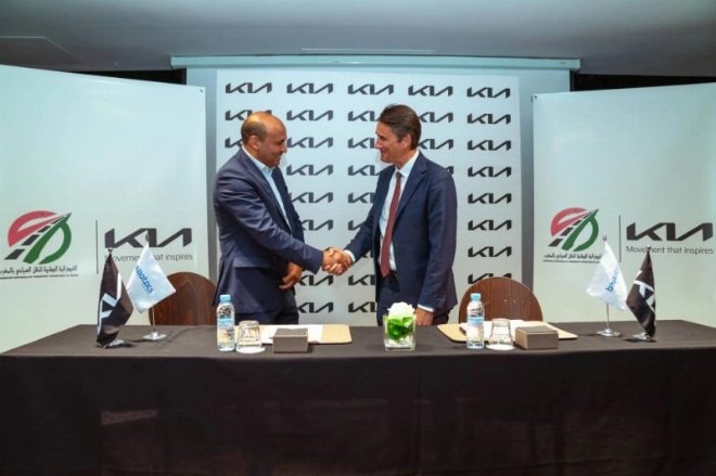 Cédric Veau, DG de Kia Maroc et Mohamed Bamansour DG de la FMTT.