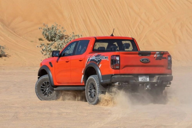 Le Ranger Raptor est doté d’amortisseurs FOX 2,5 pouces Live Valve à dérivation interne pour adapter la suspension aux conditions de conduite.