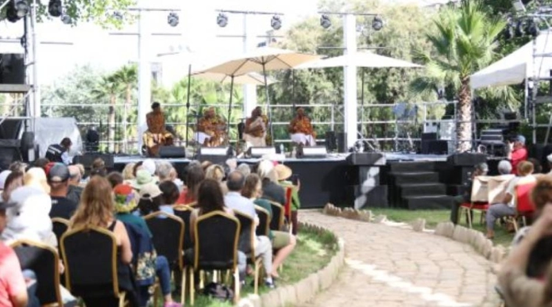 L'ensemble ghanéen Seperewa à Jnan Sbil à Fès.