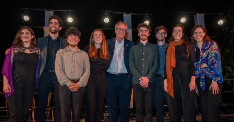 L’ambassadeur de Suisse au Maroc, Valentin Zellweger avec Le groupe Zenaïda à Jnan Sbil au Festival de Fès 2025.