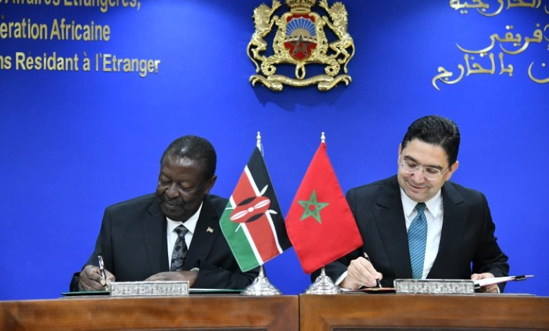 Le ministre marocain des Affaires étrangères, Nasser Bourita, et le Premier ministre et ministre des Affaires étrangères et de la Diaspora du Kenya, Musalia Mudavadi, lors de la signature d’accords bilatéraux couvrant différents domaines de coopération.