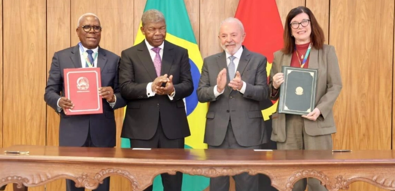 Le président angolais, João Lourenço, et le président brésilien, Luiz Inácio Lula da Silva, (milieu) lors de la signature des accords de coopération marquant une nouvelle étape dans le renforcement des relations bilatérales entre Luanda et Brasília.