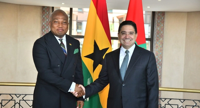 Samuel Okudzeto Ablakwa, ministre des Affaires étrangères de la République du Ghana, et Nasser Bourita, ministre des Affaires étrangères, de la Coopération africaine et des Marocains résidant à l’étranger