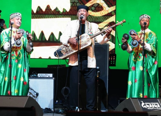 Maâlem Hamid El Kasri ouvre le bal de la 26e édition du Festival Gnaoua 2025.