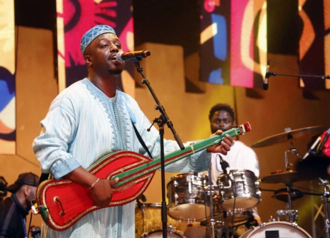 Maâlem Houssam Gania en ouverture de la 26e édition du festival Gnaoua d'Essaouira.