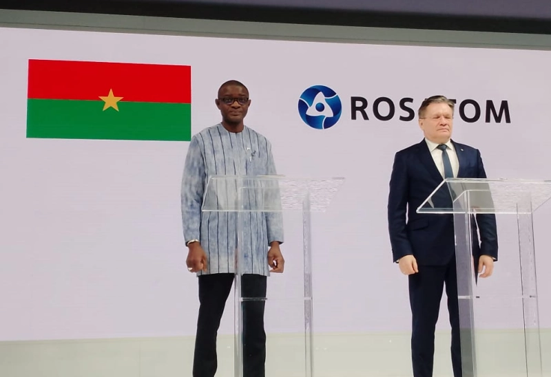 Le ministre burkinabè de l’Energie, des Mines et des Carrières, Yacouba Zabré Gouba, et le Directeur général de la société d’Etat russe ROSATOM, Aleksey Likhachev.