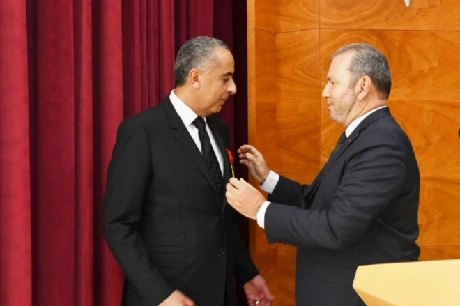 l’ambassadeur de France à Rabat, Christophe Lecourtier, remettant à Abdellatif Hammouchi la médaille et le brevet de l’ordre national de la Légion d’honneur au grade d’officier, décerné par les autorités françaises.