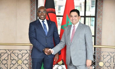 Le ministre des Affaires étrangères, de la Coopération africaine et des Marocains résidant à l’étranger, Nasser Bourita, et Eisenhower Nduwa Mkaka, ancien ministre des Affaires étrangères et de la Coopération internationale du Malawi, à Rabat