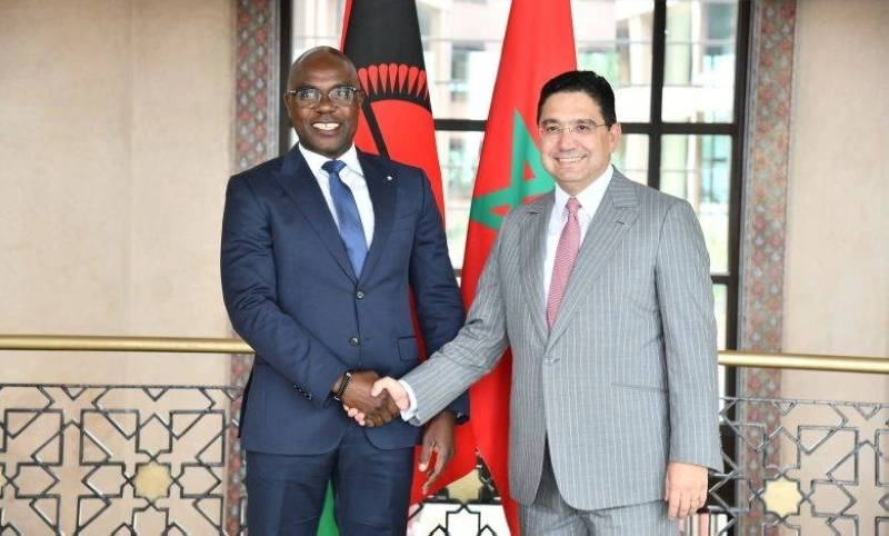 Le ministre des Affaires étrangères, de la Coopération africaine et des Marocains résidant à l’étranger, Nasser Bourita, et Eisenhower Nduwa Mkaka, ancien ministre des Affaires étrangères et de la Coopération internationale du Malawi, à Rabat