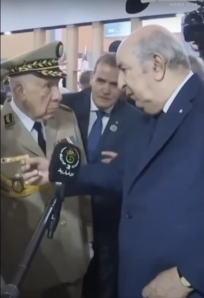 Le président algérien avec le chef d'état major et le ministre des finances. Les importations doivent être autorisées par l'armée.