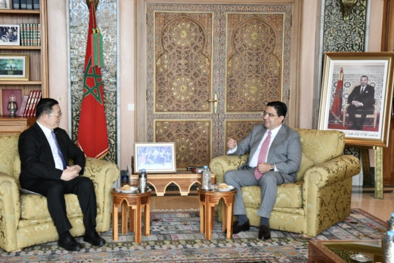 Nasser Bourita s'entretenant avec Kao Kim Hourn