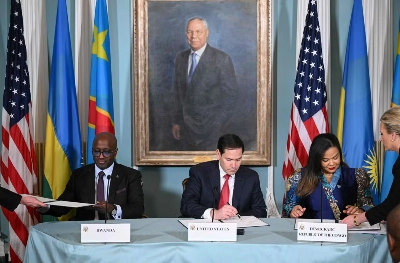 Le secrétaire d’État américain Marco Rubio (au centre) préside à la signature d’un accord de paix avec la ministre des Affaires étrangères de la République démocratique du Congo, Thérèse Kayikwamba Wagner (à droite), et son homologue rwandais Olivier Nduhungirehe (à gauche), au département d’État à Washington, le 27 juin 2025.