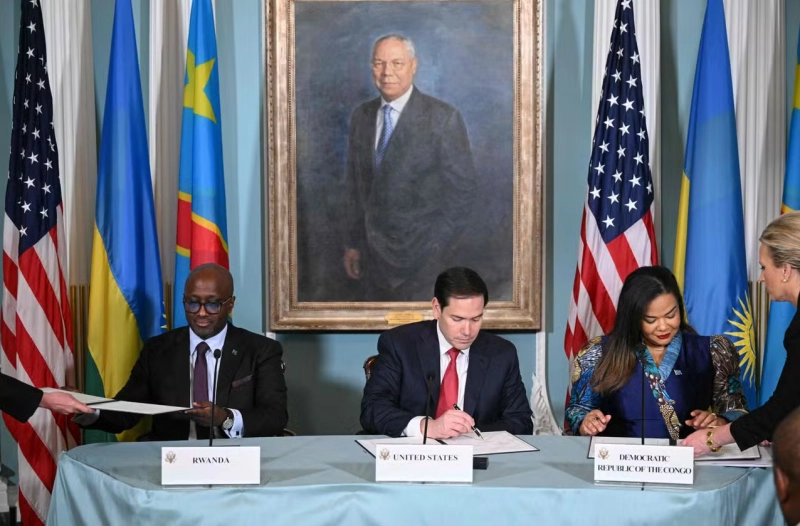 Le secrétaire d’État américain Marco Rubio (au centre) préside à la signature d’un accord de paix avec la ministre des Affaires étrangères de la République démocratique du Congo, Thérèse Kayikwamba Wagner (à droite), et son homologue rwandais Olivier Nduhungirehe (à gauche), au département d’État à Washington, le 27 juin 2025.