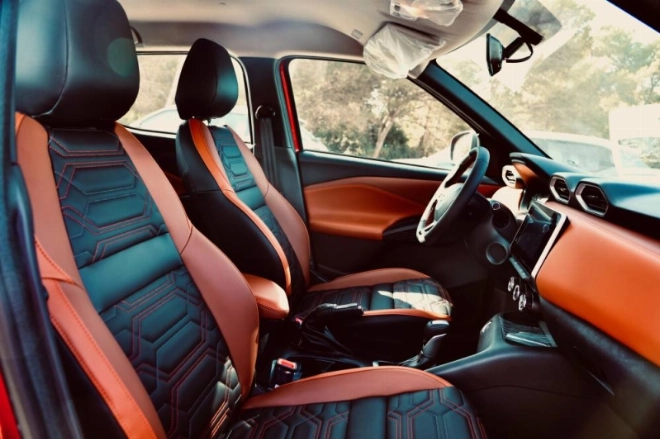 A l'intérieur, on retrouve un tableau de bord TFT personnalisable et une connectivité sans fil Apple CarPlay et Android Auto.