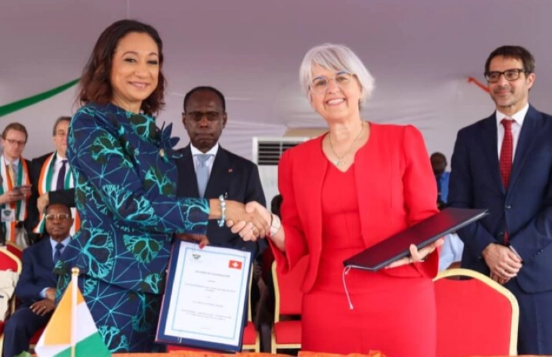 La conseillère fédérale Suisse, Elisabeth Baume-Schneider (en rouge) et le ministre de la Culture et de la Francophonie, Françoise Remarck, signataires de l'accord, lundi 30 juin 2025 à Ahouaty (département de Taabo)