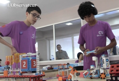 De jeunes participants à l'œuvre