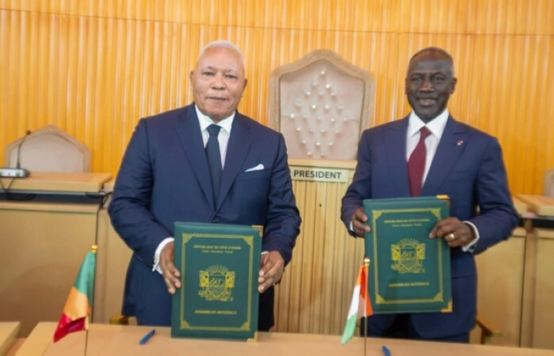 Le président de l’Assemblée nationale Adama Bictogo, et son homologue congolais, Isidore Mvouba après la signature du Mémorandum le 30/06/2025