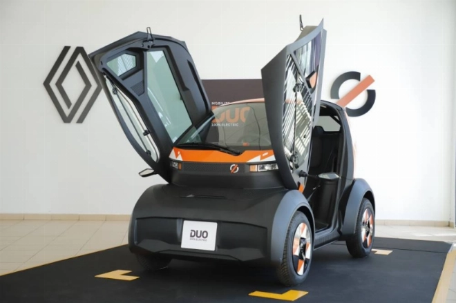 Renault célèbre la sortie de chaîne de l'usine de Tanger du 2000ème Mobilize DUO 100% électrique.