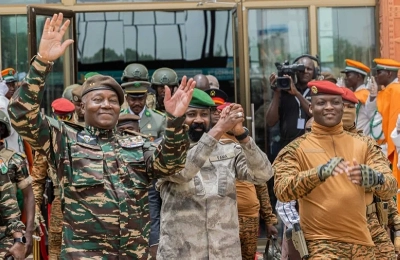Le président du Burkina Faso, le capitaine Ibrahim Traoré, celui du Mali, Assimi Goïta et e président nigérien, le général Tchani lors du 1er sommet de l'AES