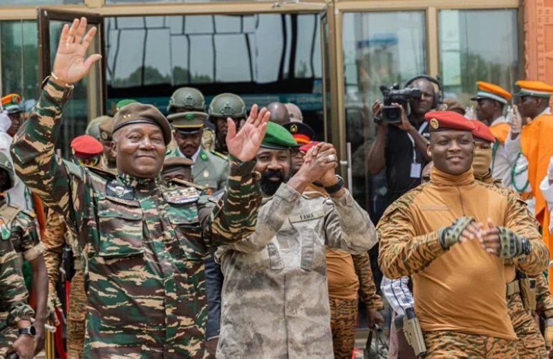 Le président du Burkina Faso, le capitaine Ibrahim Traoré, celui du Mali, Assimi Goïta et e président nigérien, le général Tchani lors du 1er sommet de l'AES